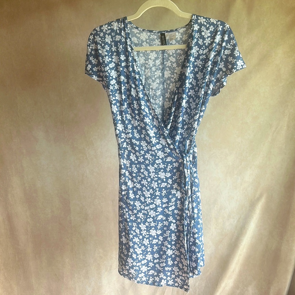DIVIDED adorable super soft and light wrap dress-size 4